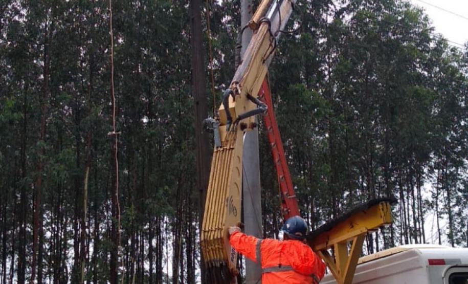 Nas últimas 24 horas, mais de 40 mil domicílios tiveram o fornecimento de energia regularizado pelas equipes de emergência, manutenção e obras da Copel, que seguem trabalhando para recompor as redes elétricas danificadas pelas chuvas que atingiram as regiões Oeste e Noroeste do Estado no fim da semana. - Curitiba, 16/10/2021 - Foto: Copel