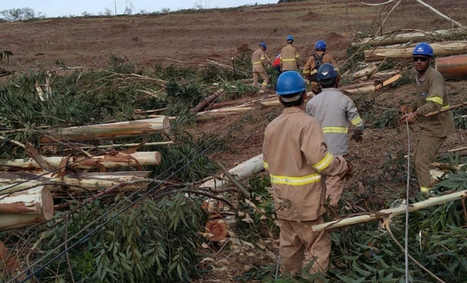 Nas últimas 24 horas, mais de 40 mil domicílios tiveram o fornecimento de energia regularizado pelas equipes de emergência, manutenção e obras da Copel, que seguem trabalhando para recompor as redes elétricas danificadas pelas chuvas que atingiram as regiões Oeste e Noroeste do Estado no fim da semana. Na foto, Equipes trabalham nos reparos em Francisco Alves - Curitiba, 16/10/2021 - Foto: Copel