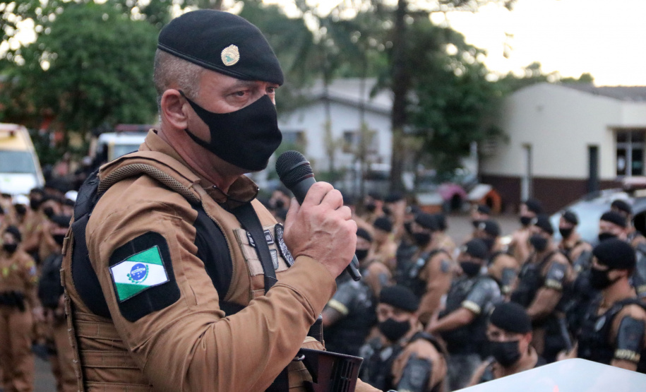 Centenas de viaturas e 1,5 mil policiais militares a mais do efetivo já aplicado rotineiramente, foram às ruas neste sábado (16/10) em todo o Paraná para inibir crimes e reforçar o patrulhamento em aéreas comerciais e residenciais do estado pela operação Fecha Quartel II