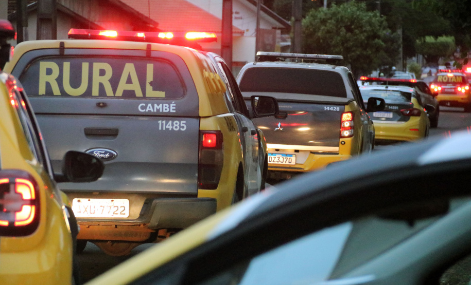 Centenas de viaturas e 1,5 mil policiais militares a mais do efetivo já aplicado rotineiramente, foram às ruas neste sábado (16/10) em todo o Paraná para inibir crimes e reforçar o patrulhamento em aéreas comerciais e residenciais do estado pela operação Fecha Quartel II. - Rolância, 16/10/2021 - Foto: Soldado Adilson Voinaski Afonso