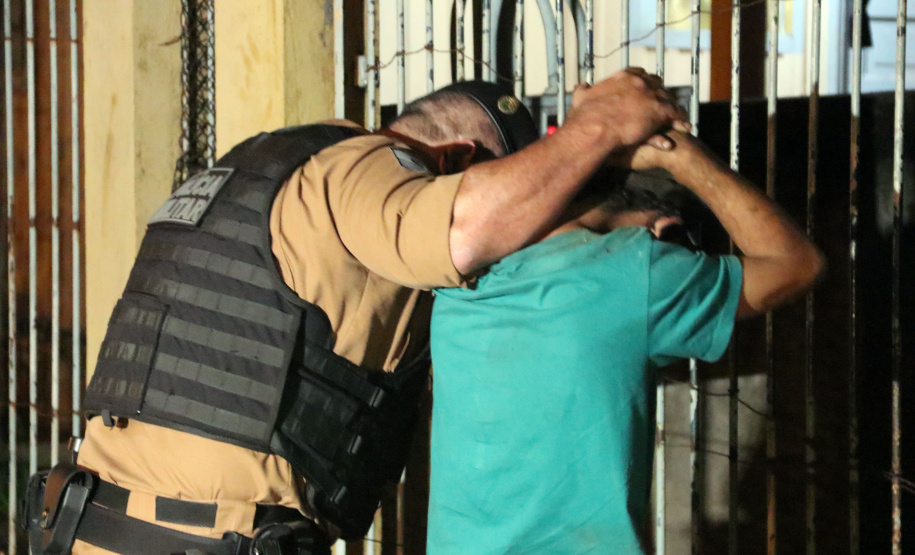 Centenas de viaturas e 1,5 mil policiais militares a mais do efetivo já aplicado rotineiramente, foram às ruas neste sábado (16/10) em todo o Paraná para inibir crimes e reforçar o patrulhamento em aéreas comerciais e residenciais do estado pela operação Fecha Quartel II. - Rolância, 16/10/2021 - Foto: Soldado Adilson Voinaski Afonso