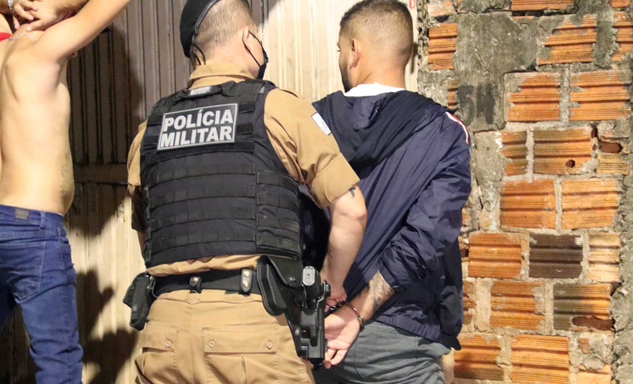 Centenas de viaturas e 1,5 mil policiais militares a mais do efetivo já aplicado rotineiramente, foram às ruas neste sábado (16/10) em todo o Paraná para inibir crimes e reforçar o patrulhamento em aéreas comerciais e residenciais do estado pela operação Fecha Quartel II. - Rolância, 16/10/2021 - Foto: Soldado Adilson Voinaski Afonso