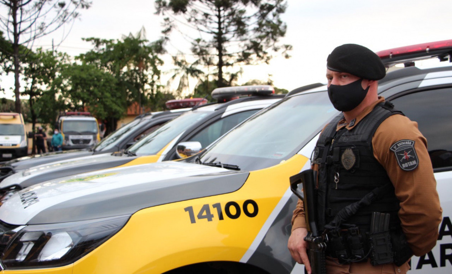 Centenas de viaturas e 1,5 mil policiais militares a mais do efetivo já aplicado rotineiramente, foram às ruas neste sábado (16/10) em todo o Paraná para inibir crimes e reforçar o patrulhamento em aéreas comerciais e residenciais do estado pela operação Fecha Quartel II. - Curitiba, 16/10/2021 - Foto: PMPR