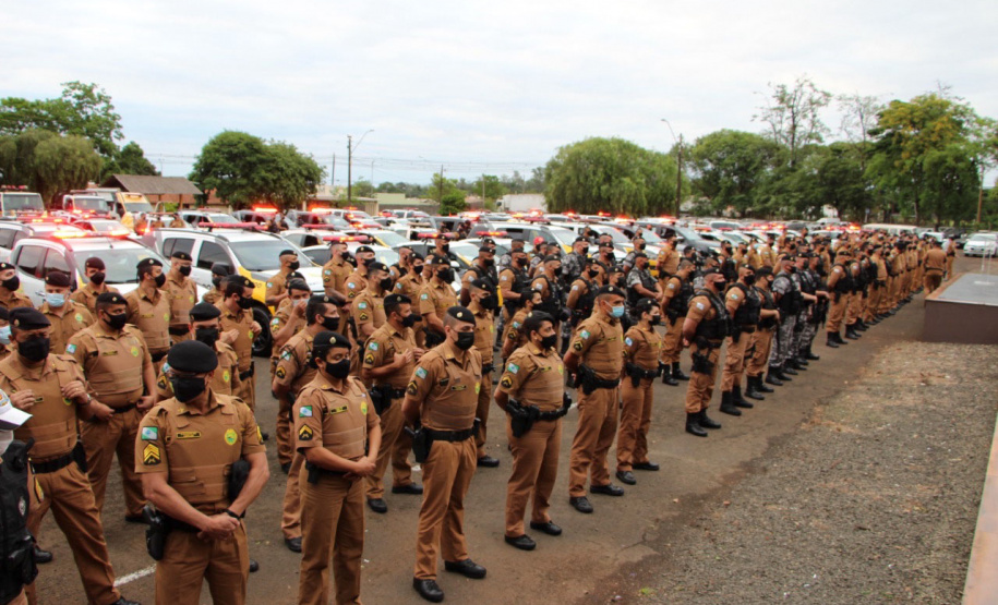 Centenas de viaturas e 1,5 mil policiais militares a mais do efetivo já aplicado rotineiramente, foram às ruas neste sábado (16/10) em todo o Paraná para inibir crimes e reforçar o patrulhamento em aéreas comerciais e residenciais do estado pela operação Fecha Quartel II. - Curitiba, 16/10/2021 - Foto: PMPR