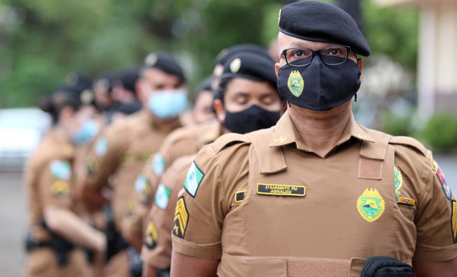 Centenas de viaturas e 1,5 mil policiais militares a mais do efetivo já aplicado rotineiramente, foram às ruas neste sábado (16/10) em todo o Paraná para inibir crimes e reforçar o patrulhamento em aéreas comerciais e residenciais do estado pela operação Fecha Quartel II. - Curitiba, 16/10/2021 - Foto: PMPR