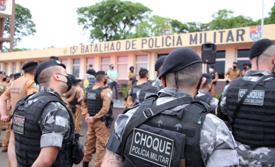 Centenas de viaturas e 1,5 mil policiais militares a mais do efetivo já aplicado rotineiramente, foram às ruas neste sábado (16/10) em todo o Paraná para inibir crimes e reforçar o patrulhamento em aéreas comerciais e residenciais do estado pela operação Fecha Quartel II. - Curitiba, 16/10/2021 - Foto: PMPR