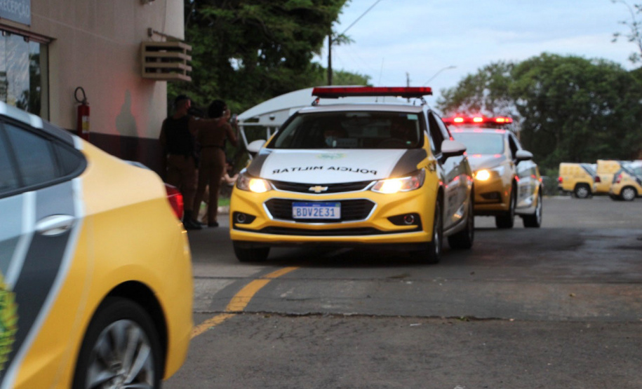 Centenas de viaturas e 1,5 mil policiais militares a mais do efetivo já aplicado rotineiramente, foram às ruas neste sábado (16/10) em todo o Paraná para inibir crimes e reforçar o patrulhamento em aéreas comerciais e residenciais do estado pela operação Fecha Quartel II. - Curitiba, 16/10/2021 - Foto: PMPR