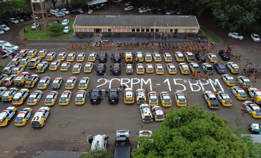 Centenas de viaturas e 1,5 mil policiais militares a mais do efetivo já aplicado rotineiramente, foram às ruas neste sábado (16/10) em todo o Paraná para inibir crimes e reforçar o patrulhamento em aéreas comerciais e residenciais do estado pela operação Fecha Quartel II. - Curitiba, 16/10/2021 - Foto: PMPR