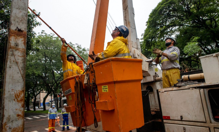 1,8 mil eletricistas estão trabalhando na manhã deste domingo (17) nos estragos provocados pelo temporal da última semana. Um total de 1,1 mil deles estão atuando nas regiões Oeste, Sudoeste e Noroeste, as mais prejudicadas pelo evento que já é considerado o segundo mais grave enfrentado na história da empresa.  -  Curitiba, 17/10/2021  -  Foto: Copel