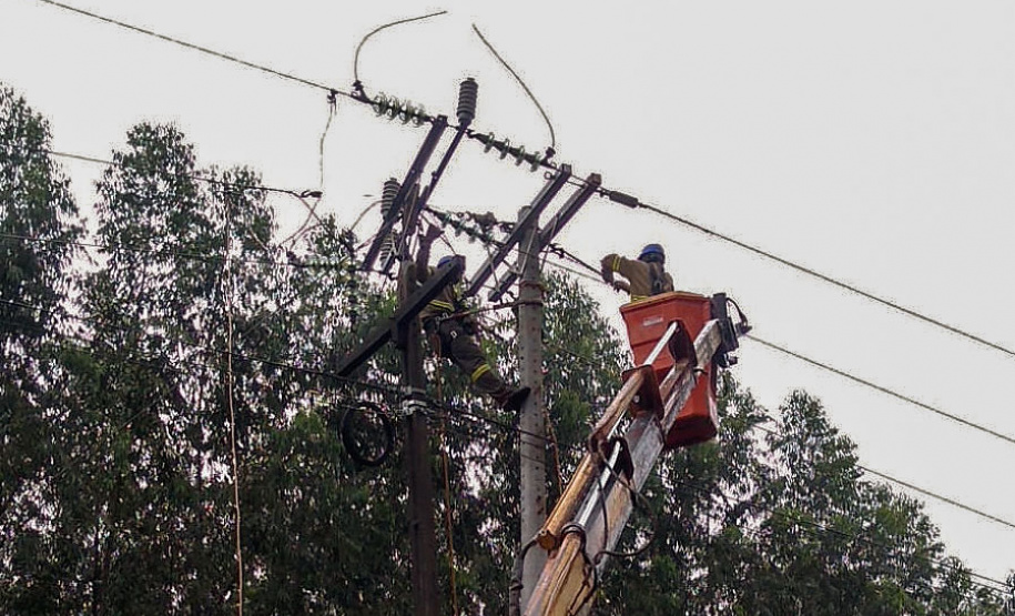 1,8 mil eletricistas estão trabalhando na manhã deste domingo (17) nos estragos provocados pelo temporal da última semana. Um total de 1,1 mil deles estão atuando nas regiões Oeste, Sudoeste e Noroeste, as mais prejudicadas pelo evento que já é considerado o segundo mais grave enfrentado na história da empresa.  -  Curitiba, 17/10/2021  -  Foto: Copel