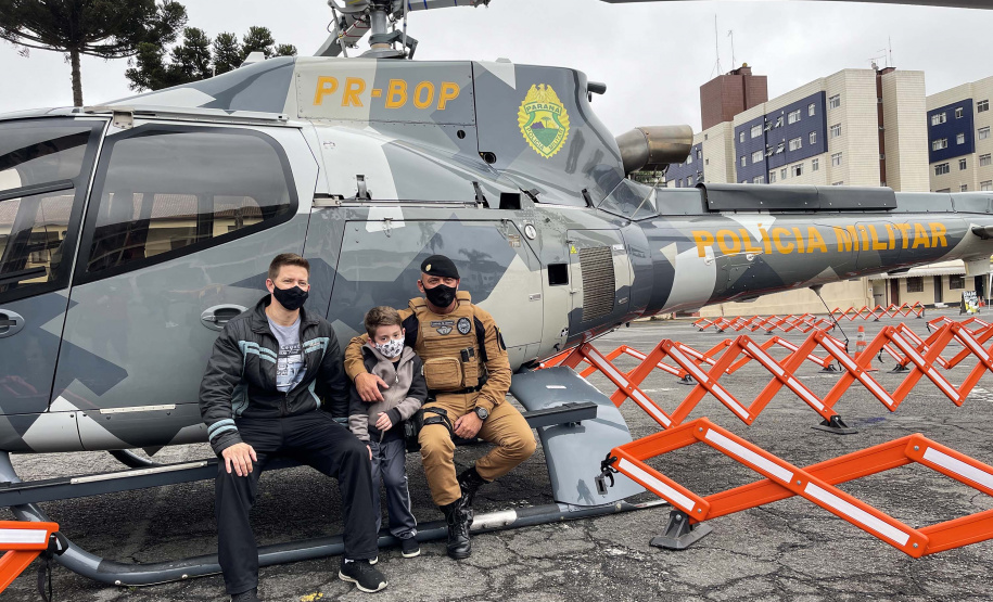 17-10-2021 Dia das Crianças no QCG Com exposições de equipamentos, passeios de viatura, tirolesa e até um helicóptero, o Quartel do Comando-Geral abriu as portas para a comunidade entre as 10 e 16 horas deste domingo (17/10) em comemoração ao Dia das Crianças. O evento, que contou com diversos parceiros, foi pensado e organizado para proporcionar um dia especial para os filhos dos policiais militares e para a comunidade no geral. - Curitiba, 17/10/2021 - Foto: PMPR