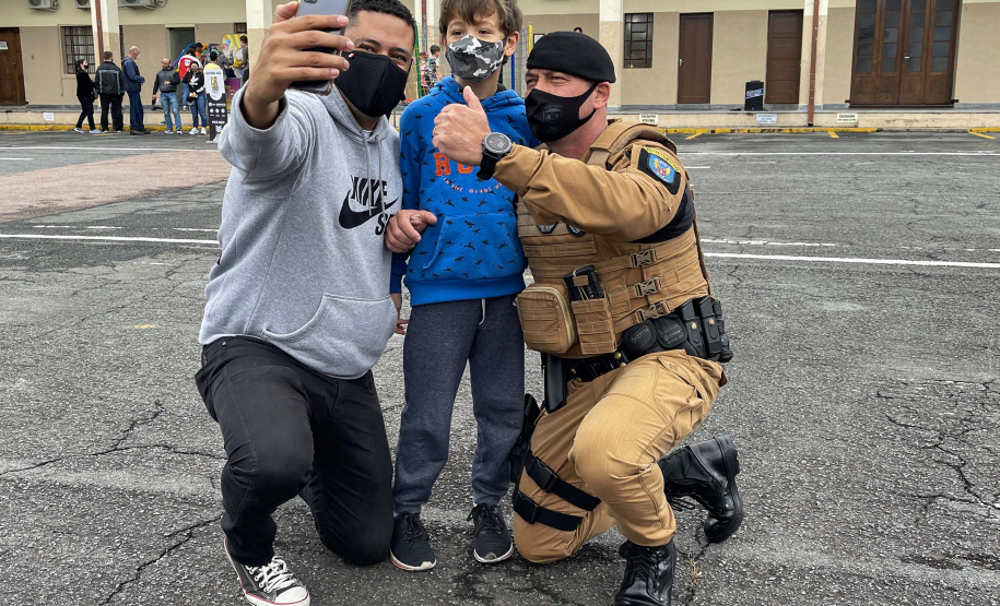 17-10-2021 Dia das Crianças no QCG Com exposições de equipamentos, passeios de viatura, tirolesa e até um helicóptero, o Quartel do Comando-Geral abriu as portas para a comunidade entre as 10 e 16 horas deste domingo (17/10) em comemoração ao Dia das Crianças. O evento, que contou com diversos parceiros, foi pensado e organizado para proporcionar um dia especial para os filhos dos policiais militares e para a comunidade no geral. - Curitiba, 17/10/2021 - Foto: PMPR