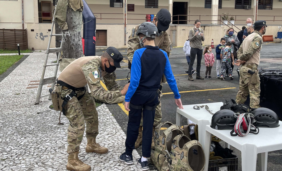 17-10-2021 Dia das Crianças no QCG Com exposições de equipamentos, passeios de viatura, tirolesa e até um helicóptero, o Quartel do Comando-Geral abriu as portas para a comunidade entre as 10 e 16 horas deste domingo (17/10) em comemoração ao Dia das Crianças. O evento, que contou com diversos parceiros, foi pensado e organizado para proporcionar um dia especial para os filhos dos policiais militares e para a comunidade no geral. - Curitiba, 17/10/2021 - Foto: PMPR