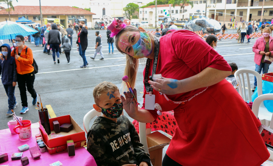 17-10-2021 Dia das Crianças no QCG. Com exposições de equipamentos, passeios de viatura, tirolesa e até um helicóptero, o Quartel do Comando-Geral abriu as portas para a comunidade entre as 10 e 16 horas deste domingo (17/10) em comemoração ao Dia das Crianças. O evento, que contou com diversos parceiros, foi pensado e organizado para proporcionar um dia especial para os filhos dos policiais militares e para a comunidade no geral. - Curitiba, 17/10/2021 - Foto: PMPR