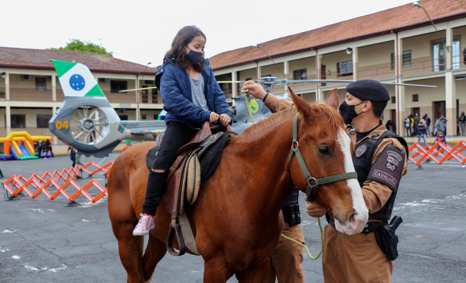 17-10-2021 Dia das Crianças no QCG. Com exposições de equipamentos, passeios de viatura, tirolesa e até um helicóptero, o Quartel do Comando-Geral abriu as portas para a comunidade entre as 10 e 16 horas deste domingo (17/10) em comemoração ao Dia das Crianças. O evento, que contou com diversos parceiros, foi pensado e organizado para proporcionar um dia especial para os filhos dos policiais militares e para a comunidade no geral. - Curitiba, 17/10/2021 - Foto: PMPR