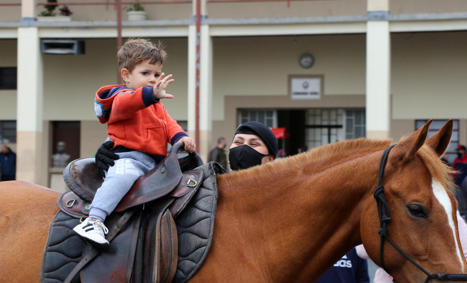 17-10-2021 Dia das Crianças no QCG. Com exposições de equipamentos, passeios de viatura, tirolesa e até um helicóptero, o Quartel do Comando-Geral abriu as portas para a comunidade entre as 10 e 16 horas deste domingo (17/10) em comemoração ao Dia das Crianças. O evento, que contou com diversos parceiros, foi pensado e organizado para proporcionar um dia especial para os filhos dos policiais militares e para a comunidade no geral. - Curitiba, 17/10/2021 - Foto: PMPR