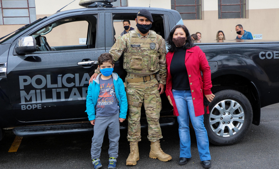 17-10-2021 Dia das Crianças no QCG. Com exposições de equipamentos, passeios de viatura, tirolesa e até um helicóptero, o Quartel do Comando-Geral abriu as portas para a comunidade entre as 10 e 16 horas deste domingo (17/10) em comemoração ao Dia das Crianças. O evento, que contou com diversos parceiros, foi pensado e organizado para proporcionar um dia especial para os filhos dos policiais militares e para a comunidade no geral. - Curitiba, 17/10/2021 - Foto: PMPR