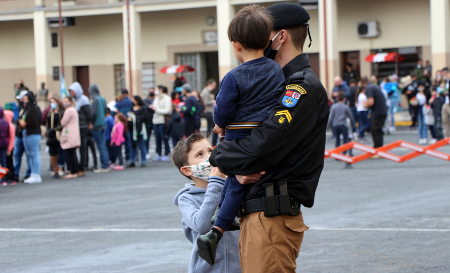 17-10-2021 Dia das Crianças no QCG. Com exposições de equipamentos, passeios de viatura, tirolesa e até um helicóptero, o Quartel do Comando-Geral abriu as portas para a comunidade entre as 10 e 16 horas deste domingo (17/10) em comemoração ao Dia das Crianças. O evento, que contou com diversos parceiros, foi pensado e organizado para proporcionar um dia especial para os filhos dos policiais militares e para a comunidade no geral. - Curitiba, 17/10/2021 - Foto: PMPR