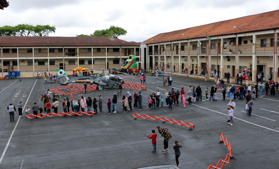 17-10-2021 Dia das Crianças no QCG. Com exposições de equipamentos, passeios de viatura, tirolesa e até um helicóptero, o Quartel do Comando-Geral abriu as portas para a comunidade entre as 10 e 16 horas deste domingo (17/10) em comemoração ao Dia das Crianças. O evento, que contou com diversos parceiros, foi pensado e organizado para proporcionar um dia especial para os filhos dos policiais militares e para a comunidade no geral. - Curitiba, 17/10/2021 - Foto: PMPR
