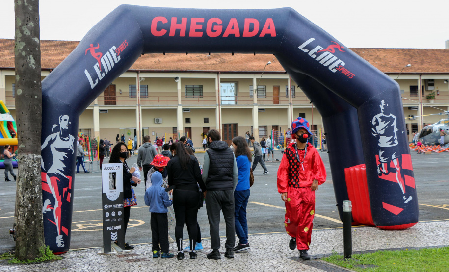 17-10-2021 Dia das Crianças no QCG. Com exposições de equipamentos, passeios de viatura, tirolesa e até um helicóptero, o Quartel do Comando-Geral abriu as portas para a comunidade entre as 10 e 16 horas deste domingo (17/10) em comemoração ao Dia das Crianças. O evento, que contou com diversos parceiros, foi pensado e organizado para proporcionar um dia especial para os filhos dos policiais militares e para a comunidade no geral. - Curitiba, 17/10/2021 - Foto: PMPR