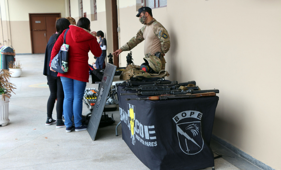 17-10-2021 Dia das Crianças no QCG. Com exposições de equipamentos, passeios de viatura, tirolesa e até um helicóptero, o Quartel do Comando-Geral abriu as portas para a comunidade entre as 10 e 16 horas deste domingo (17/10) em comemoração ao Dia das Crianças. O evento, que contou com diversos parceiros, foi pensado e organizado para proporcionar um dia especial para os filhos dos policiais militares e para a comunidade no geral. - Curitiba, 17/10/2021 - Foto: PMPR