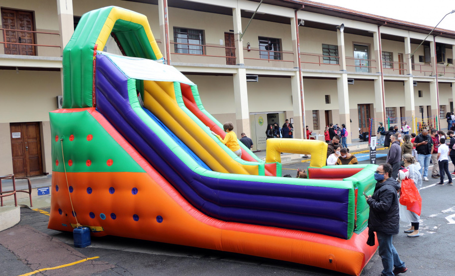 17-10-2021 Dia das Crianças no QCG. Com exposições de equipamentos, passeios de viatura, tirolesa e até um helicóptero, o Quartel do Comando-Geral abriu as portas para a comunidade entre as 10 e 16 horas deste domingo (17/10) em comemoração ao Dia das Crianças. O evento, que contou com diversos parceiros, foi pensado e organizado para proporcionar um dia especial para os filhos dos policiais militares e para a comunidade no geral. - Curitiba, 17/10/2021 - Foto: PMPR