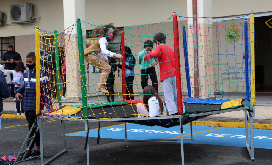 17-10-2021 Dia das Crianças no QCG. Com exposições de equipamentos, passeios de viatura, tirolesa e até um helicóptero, o Quartel do Comando-Geral abriu as portas para a comunidade entre as 10 e 16 horas deste domingo (17/10) em comemoração ao Dia das Crianças. O evento, que contou com diversos parceiros, foi pensado e organizado para proporcionar um dia especial para os filhos dos policiais militares e para a comunidade no geral. - Curitiba, 17/10/2021 - Foto: PMPR