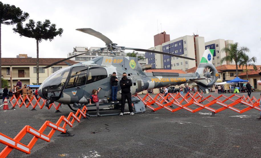 17-10-2021 Dia das Crianças no QCG. Com exposições de equipamentos, passeios de viatura, tirolesa e até um helicóptero, o Quartel do Comando-Geral abriu as portas para a comunidade entre as 10 e 16 horas deste domingo (17/10) em comemoração ao Dia das Crianças. O evento, que contou com diversos parceiros, foi pensado e organizado para proporcionar um dia especial para os filhos dos policiais militares e para a comunidade no geral. - Curitiba, 17/10/2021 - Foto: PMPR