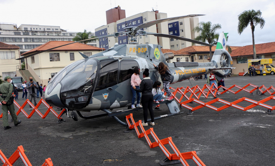 17-10-2021 Dia das Crianças no QCG. Com exposições de equipamentos, passeios de viatura, tirolesa e até um helicóptero, o Quartel do Comando-Geral abriu as portas para a comunidade entre as 10 e 16 horas deste domingo (17/10) em comemoração ao Dia das Crianças. O evento, que contou com diversos parceiros, foi pensado e organizado para proporcionar um dia especial para os filhos dos policiais militares e para a comunidade no geral. - Curitiba, 17/10/2021 - Foto: PMPR