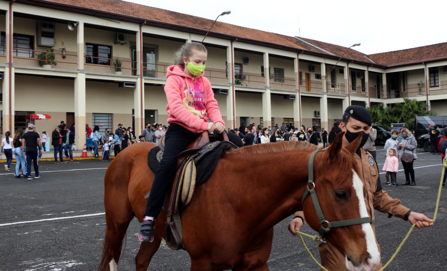 17-10-2021 Dia das Crianças no QCG. Com exposições de equipamentos, passeios de viatura, tirolesa e até um helicóptero, o Quartel do Comando-Geral abriu as portas para a comunidade entre as 10 e 16 horas deste domingo (17/10) em comemoração ao Dia das Crianças. O evento, que contou com diversos parceiros, foi pensado e organizado para proporcionar um dia especial para os filhos dos policiais militares e para a comunidade no geral. - Curitiba, 17/10/2021 - Foto: PMPR