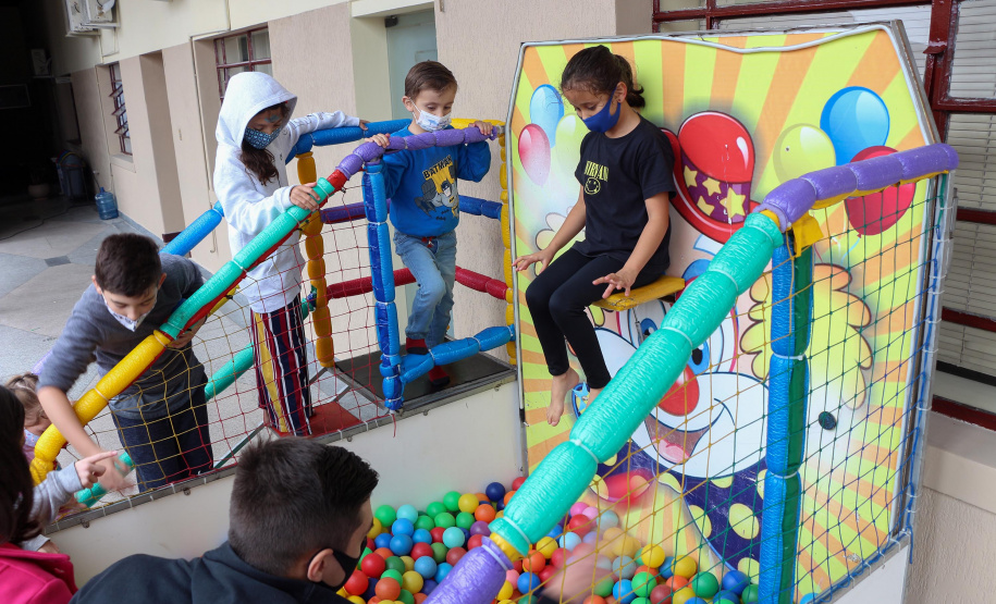 17-10-2021 Dia das Crianças no QCG. Com exposições de equipamentos, passeios de viatura, tirolesa e até um helicóptero, o Quartel do Comando-Geral abriu as portas para a comunidade entre as 10 e 16 horas deste domingo (17/10) em comemoração ao Dia das Crianças. O evento, que contou com diversos parceiros, foi pensado e organizado para proporcionar um dia especial para os filhos dos policiais militares e para a comunidade no geral. - Curitiba, 17/10/2021 - Foto: PMPR