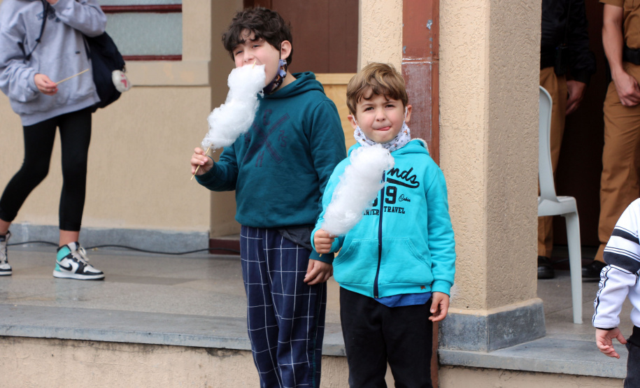 17-10-2021 Dia das Crianças no QCG. Com exposições de equipamentos, passeios de viatura, tirolesa e até um helicóptero, o Quartel do Comando-Geral abriu as portas para a comunidade entre as 10 e 16 horas deste domingo (17/10) em comemoração ao Dia das Crianças. O evento, que contou com diversos parceiros, foi pensado e organizado para proporcionar um dia especial para os filhos dos policiais militares e para a comunidade no geral. - Curitiba, 17/10/2021 - Foto: PMPR