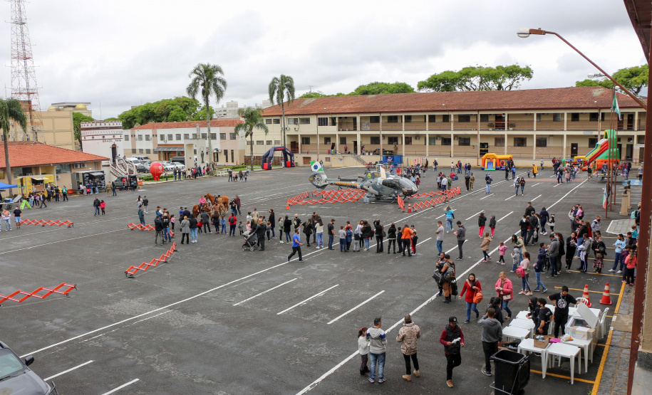 17-10-2021 Dia das Crianças no QCG. Com exposições de equipamentos, passeios de viatura, tirolesa e até um helicóptero, o Quartel do Comando-Geral abriu as portas para a comunidade entre as 10 e 16 horas deste domingo (17/10) em comemoração ao Dia das Crianças. O evento, que contou com diversos parceiros, foi pensado e organizado para proporcionar um dia especial para os filhos dos policiais militares e para a comunidade no geral. - Curitiba, 17/10/2021 - Foto: PMPR
