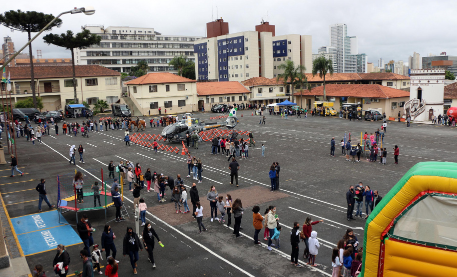 17-10-2021 Dia das Crianças no QCG. Com exposições de equipamentos, passeios de viatura, tirolesa e até um helicóptero, o Quartel do Comando-Geral abriu as portas para a comunidade entre as 10 e 16 horas deste domingo (17/10) em comemoração ao Dia das Crianças. O evento, que contou com diversos parceiros, foi pensado e organizado para proporcionar um dia especial para os filhos dos policiais militares e para a comunidade no geral. - Curitiba, 17/10/2021 - Foto: PMPR