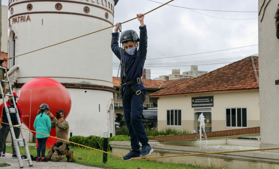 17-10-2021 Dia das Crianças no QCG. Com exposições de equipamentos, passeios de viatura, tirolesa e até um helicóptero, o Quartel do Comando-Geral abriu as portas para a comunidade entre as 10 e 16 horas deste domingo (17/10) em comemoração ao Dia das Crianças. O evento, que contou com diversos parceiros, foi pensado e organizado para proporcionar um dia especial para os filhos dos policiais militares e para a comunidade no geral. - Curitiba, 17/10/2021 - Foto: PMPR