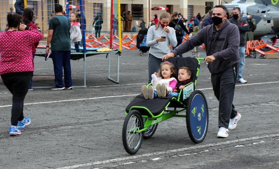 17-10-2021 Dia das Crianças no QCG. Com exposições de equipamentos, passeios de viatura, tirolesa e até um helicóptero, o Quartel do Comando-Geral abriu as portas para a comunidade entre as 10 e 16 horas deste domingo (17/10) em comemoração ao Dia das Crianças. O evento, que contou com diversos parceiros, foi pensado e organizado para proporcionar um dia especial para os filhos dos policiais militares e para a comunidade no geral. - Curitiba, 17/10/2021 - Foto: PMPR