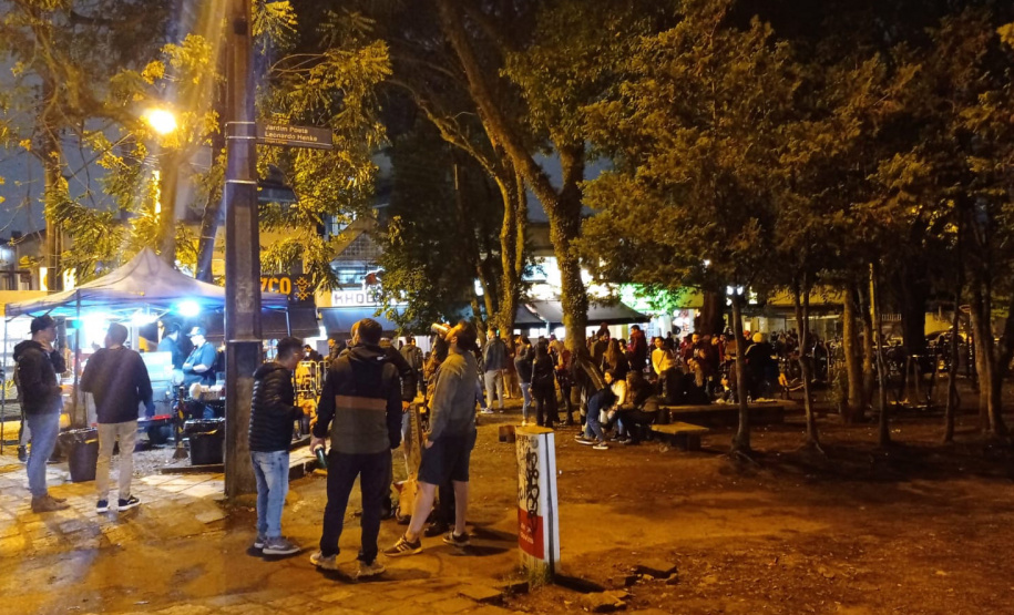 A Ação Integrada de Fiscalização Urbana (AIFU) fiscalizou 17 pontos comerciais da Capital entre a noite de sexta-feira (15/10) e a noite de domingo (17/10), e o trabalho resultou em sete estabelecimentos fechados e sete pessoas encaminhadas. - Curitiba, 18/10/2021 - Foto: AIFU/SESP-PR