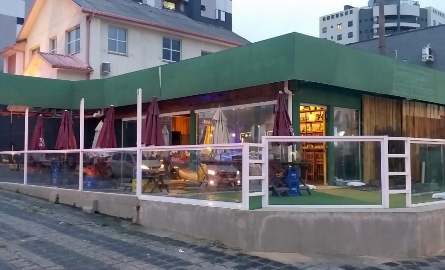 A Ação Integrada de Fiscalização Urbana (AIFU) fiscalizou 17 pontos comerciais da Capital entre a noite de sexta-feira (15/10) e a noite de domingo (17/10), e o trabalho resultou em sete estabelecimentos fechados e sete pessoas encaminhadas. - Curitiba, 18/10/2021 - Foto: AIFU/SESP-PR