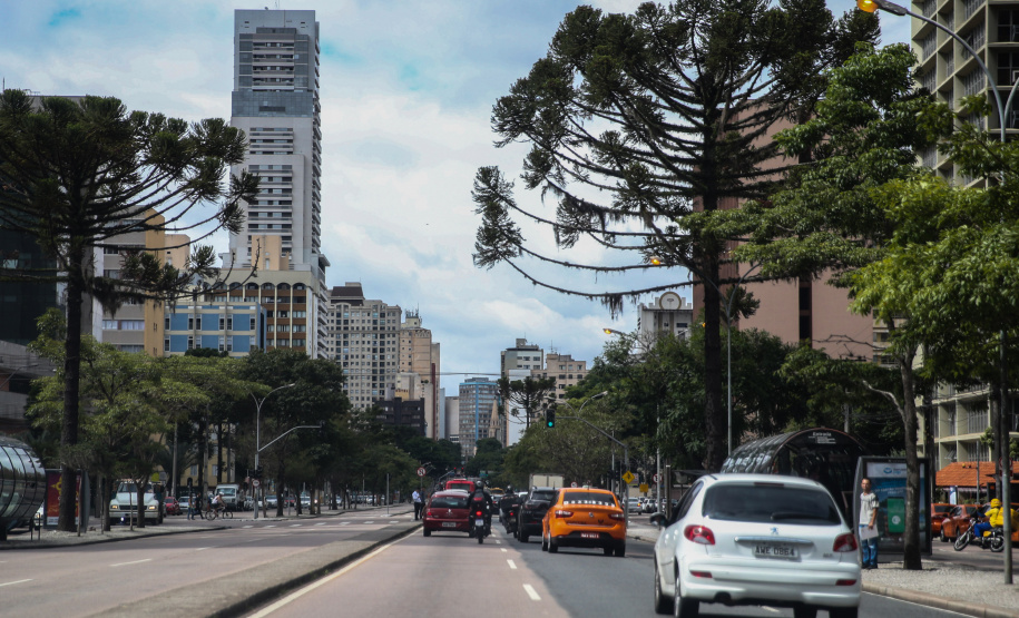 Transito Curitiba, carros, centro civico.