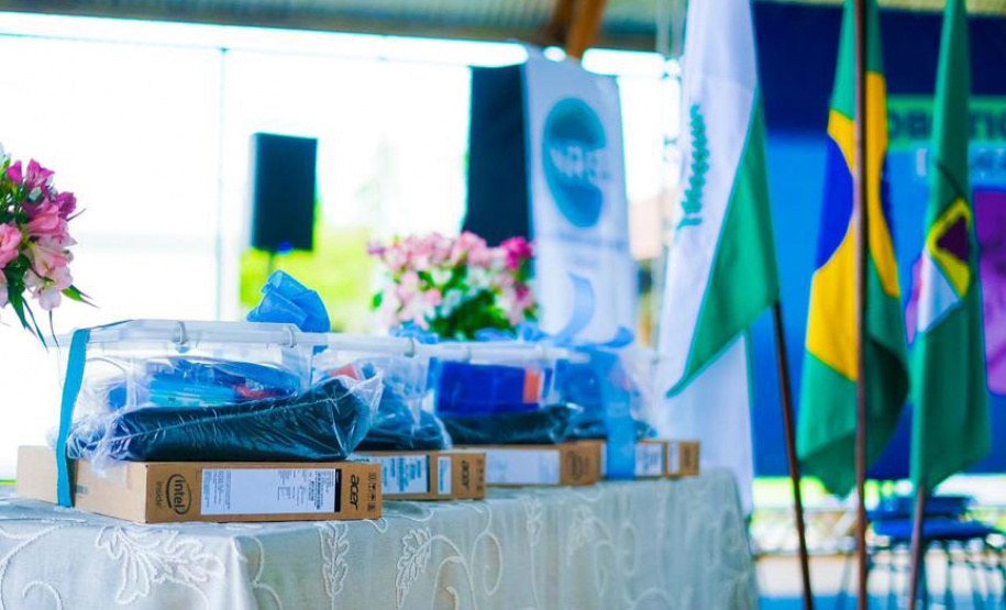 Mais 13 colégios estaduais de oito municípios receberam nesta segunda-feira (18) 117 kits educacionais de robótica — nove para cada instituição de ensino. Foram contempladas, desta vez, escolas do Núcleo Regional de Educação (NRE) da Área Metropolitana Norte. A cerimônia de entrega dos kits aconteceu no Colégio Estadual Altair da Silva Leme, em Colombo. Foto: Guilherme Flores/Casa Civil