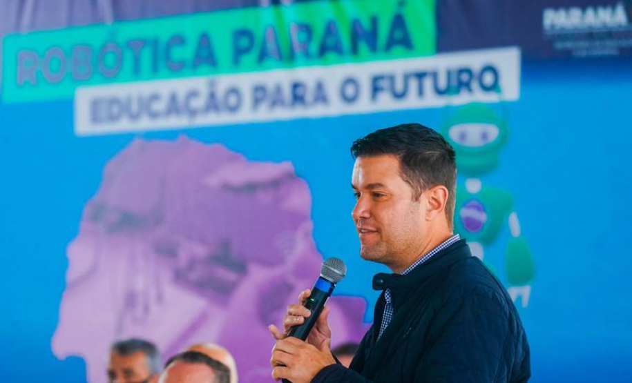 Mais 13 colégios estaduais de oito municípios receberam nesta segunda-feira (18) 117 kits educacionais de robótica — nove para cada instituição de ensino. Foram contempladas, desta vez, escolas do Núcleo Regional de Educação (NRE) da Área Metropolitana Norte. A cerimônia de entrega dos kits aconteceu no Colégio Estadual Altair da Silva Leme, em Colombo. Foto: Guilherme Flores/Casa Civil