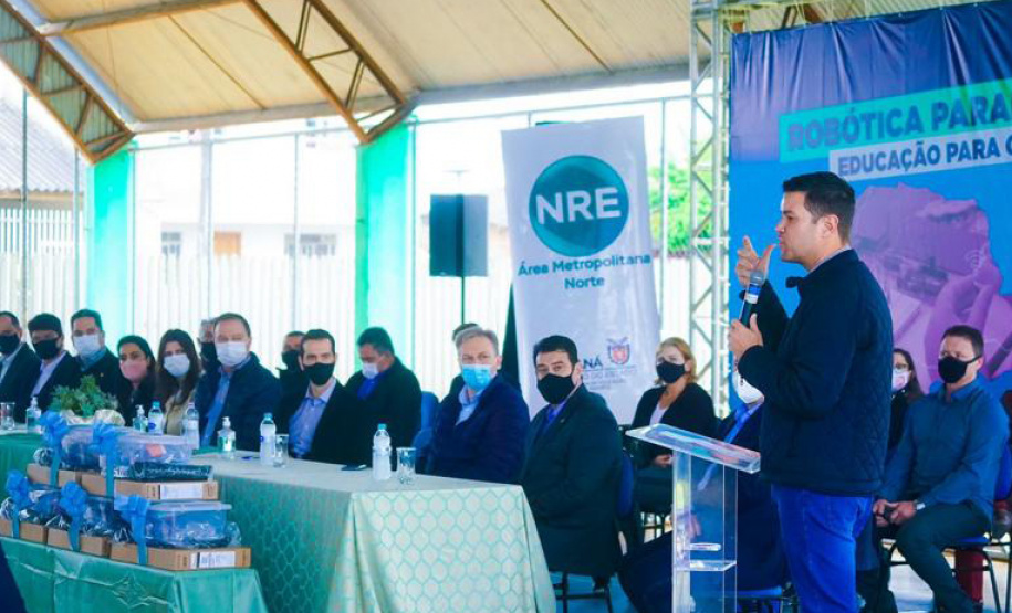 Mais 13 colégios estaduais de oito municípios receberam nesta segunda-feira (18) 117 kits educacionais de robótica — nove para cada instituição de ensino. Foram contempladas, desta vez, escolas do Núcleo Regional de Educação (NRE) da Área Metropolitana Norte. A cerimônia de entrega dos kits aconteceu no Colégio Estadual Altair da Silva Leme, em Colombo. Foto: Guilherme Flores/Casa Civil