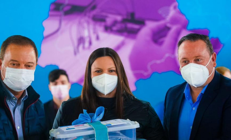 Mais 13 colégios estaduais de oito municípios receberam nesta segunda-feira (18) 117 kits educacionais de robótica — nove para cada instituição de ensino. Foram contempladas, desta vez, escolas do Núcleo Regional de Educação (NRE) da Área Metropolitana Norte. A cerimônia de entrega dos kits aconteceu no Colégio Estadual Altair da Silva Leme, em Colombo. Foto: Guilherme Flores/Casa Civil