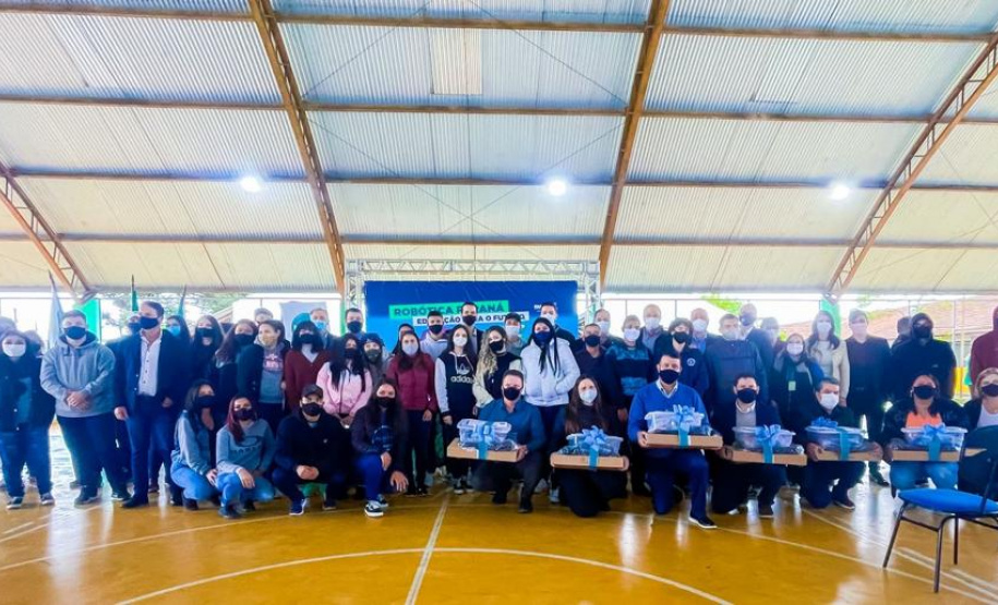 Mais 13 colégios estaduais de oito municípios receberam nesta segunda-feira (18) 117 kits educacionais de robótica — nove para cada instituição de ensino. Foram contempladas, desta vez, escolas do Núcleo Regional de Educação (NRE) da Área Metropolitana Norte. A cerimônia de entrega dos kits aconteceu no Colégio Estadual Altair da Silva Leme, em Colombo. Foto: Guilherme Flores/Casa Civil