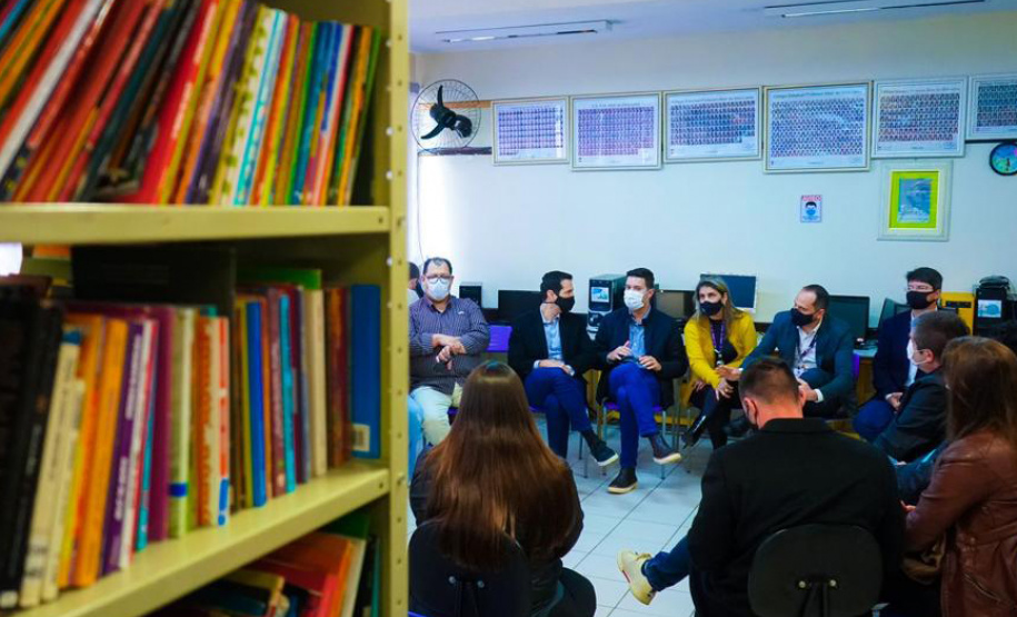 Mais 13 colégios estaduais de oito municípios receberam nesta segunda-feira (18) 117 kits educacionais de robótica — nove para cada instituição de ensino. Foram contempladas, desta vez, escolas do Núcleo Regional de Educação (NRE) da Área Metropolitana Norte. A cerimônia de entrega dos kits aconteceu no Colégio Estadual Altair da Silva Leme, em Colombo. Foto: Guilherme Flores/Casa Civil