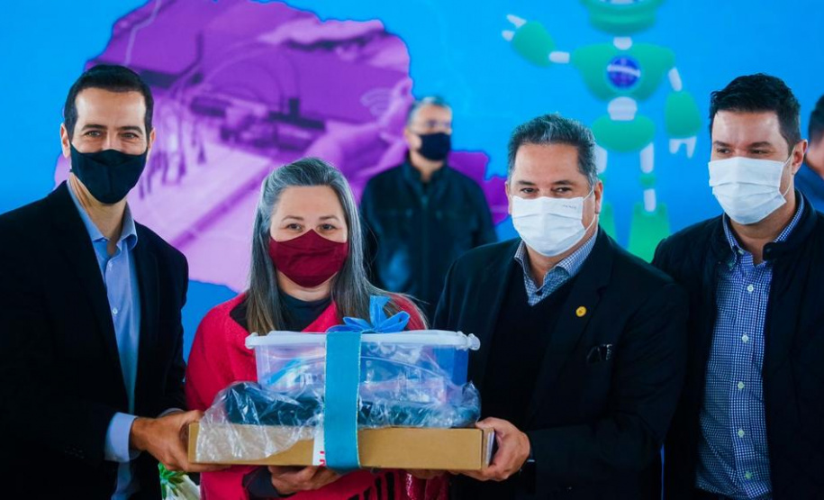 Mais 13 colégios estaduais de oito municípios receberam nesta segunda-feira (18) 117 kits educacionais de robótica — nove para cada instituição de ensino. Foram contempladas, desta vez, escolas do Núcleo Regional de Educação (NRE) da Área Metropolitana Norte. A cerimônia de entrega dos kits aconteceu no Colégio Estadual Altair da Silva Leme, em Colombo. Foto: Guilherme Flores/Casa Civil