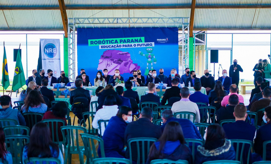 Mais 13 colégios estaduais de oito municípios receberam nesta segunda-feira (18) 117 kits educacionais de robótica — nove para cada instituição de ensino. Foram contempladas, desta vez, escolas do Núcleo Regional de Educação (NRE) da Área Metropolitana Norte. A cerimônia de entrega dos kits aconteceu no Colégio Estadual Altair da Silva Leme, em Colombo. Foto: Guilherme Flores/Casa Civil