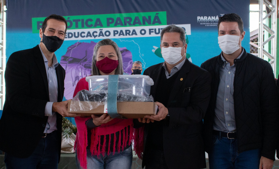 Mais 13 colégios estaduais de oito municípios receberam nesta segunda-feira (18) 117 kits educacionais de robótica ? nove para cada instituição de ensino. Foram contempladas, desta vez, escolas do Núcleo Regional de Educação (NRE) da Área Metropolitana Norte. A cerimônia de entrega dos kits aconteceu no Colégio Estadual Altair da Silva Leme, em Colombo. - Colombo, 18/10/2021 - Foto: SEED