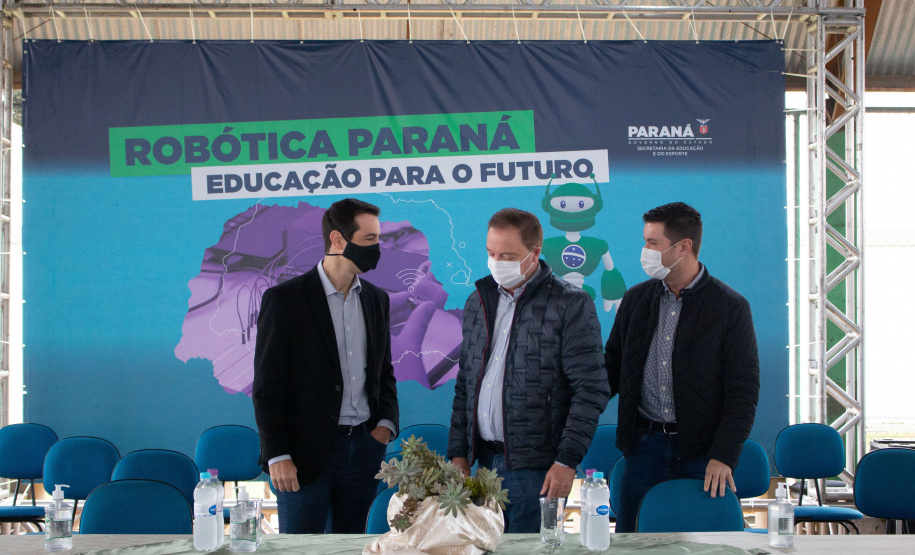 Mais 13 colégios estaduais de oito municípios receberam nesta segunda-feira (18) 117 kits educacionais de robótica ? nove para cada instituição de ensino. Foram contempladas, desta vez, escolas do Núcleo Regional de Educação (NRE) da Área Metropolitana Norte. A cerimônia de entrega dos kits aconteceu no Colégio Estadual Altair da Silva Leme, em Colombo. - Colombo, 18/10/2021 - Foto: SEED