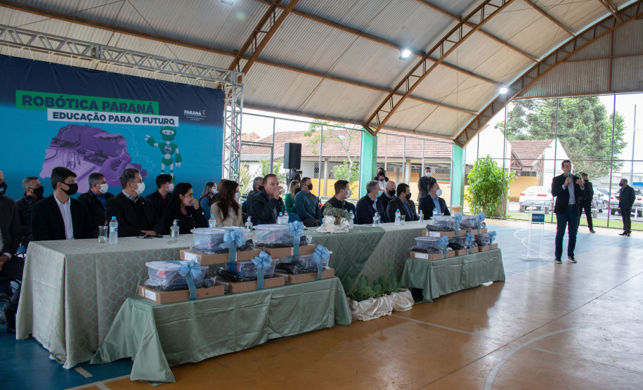 Mais 13 colégios estaduais de oito municípios receberam nesta segunda-feira (18) 117 kits educacionais de robótica ? nove para cada instituição de ensino. Foram contempladas, desta vez, escolas do Núcleo Regional de Educação (NRE) da Área Metropolitana Norte. A cerimônia de entrega dos kits aconteceu no Colégio Estadual Altair da Silva Leme, em Colombo. - Colombo, 18/10/2021 - Foto: SEED
